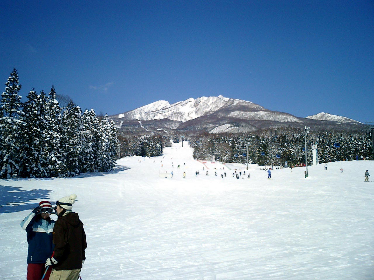 Myoko Suginohara Ski Resort — snowy slopes below Mount Myoko. Photo: Takkitakitaki. Archive image; resized. Public domain.