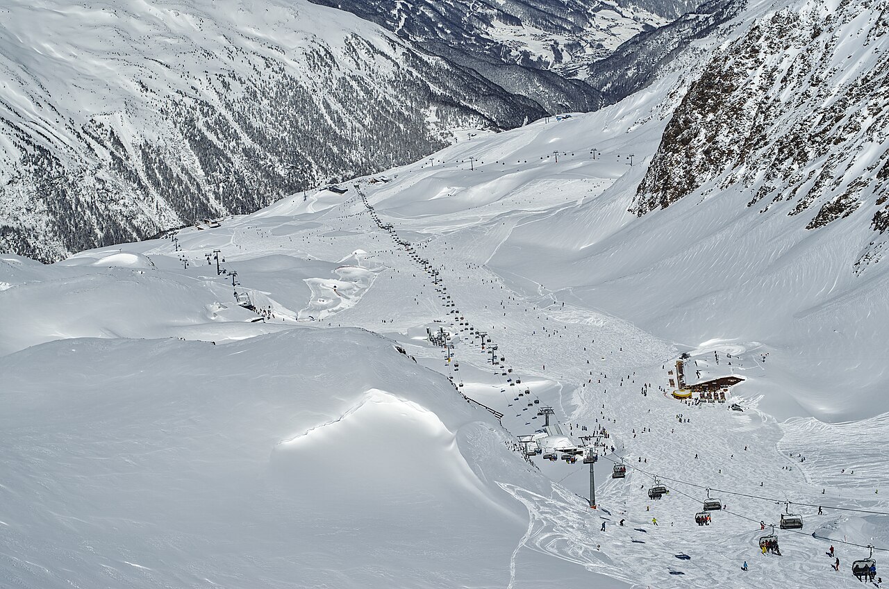 Obergurgl-Hochgurgl — chairlift and winter slopes. Photo: Jan Czeczotka. Archive image; resized.