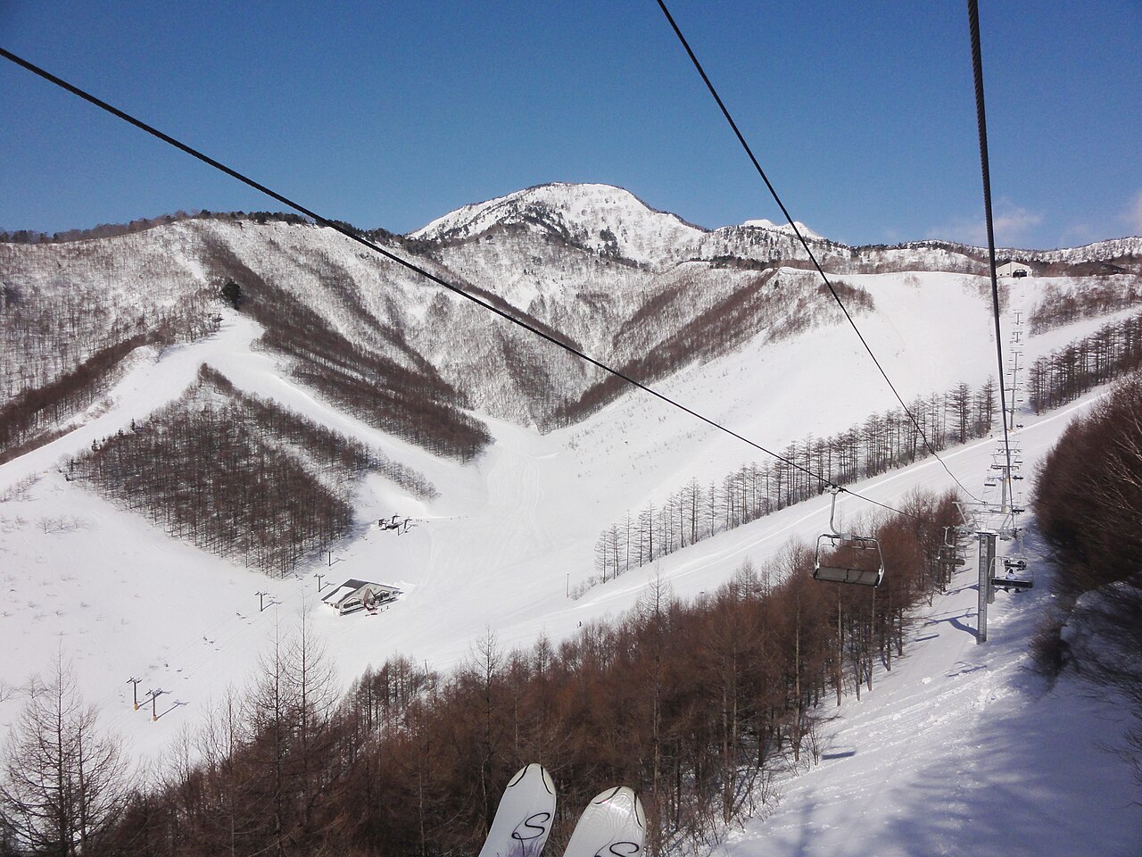 Oguna Hotaka Ski Area — snowy ski runs. Photo: Motashi. Archive image; resized.