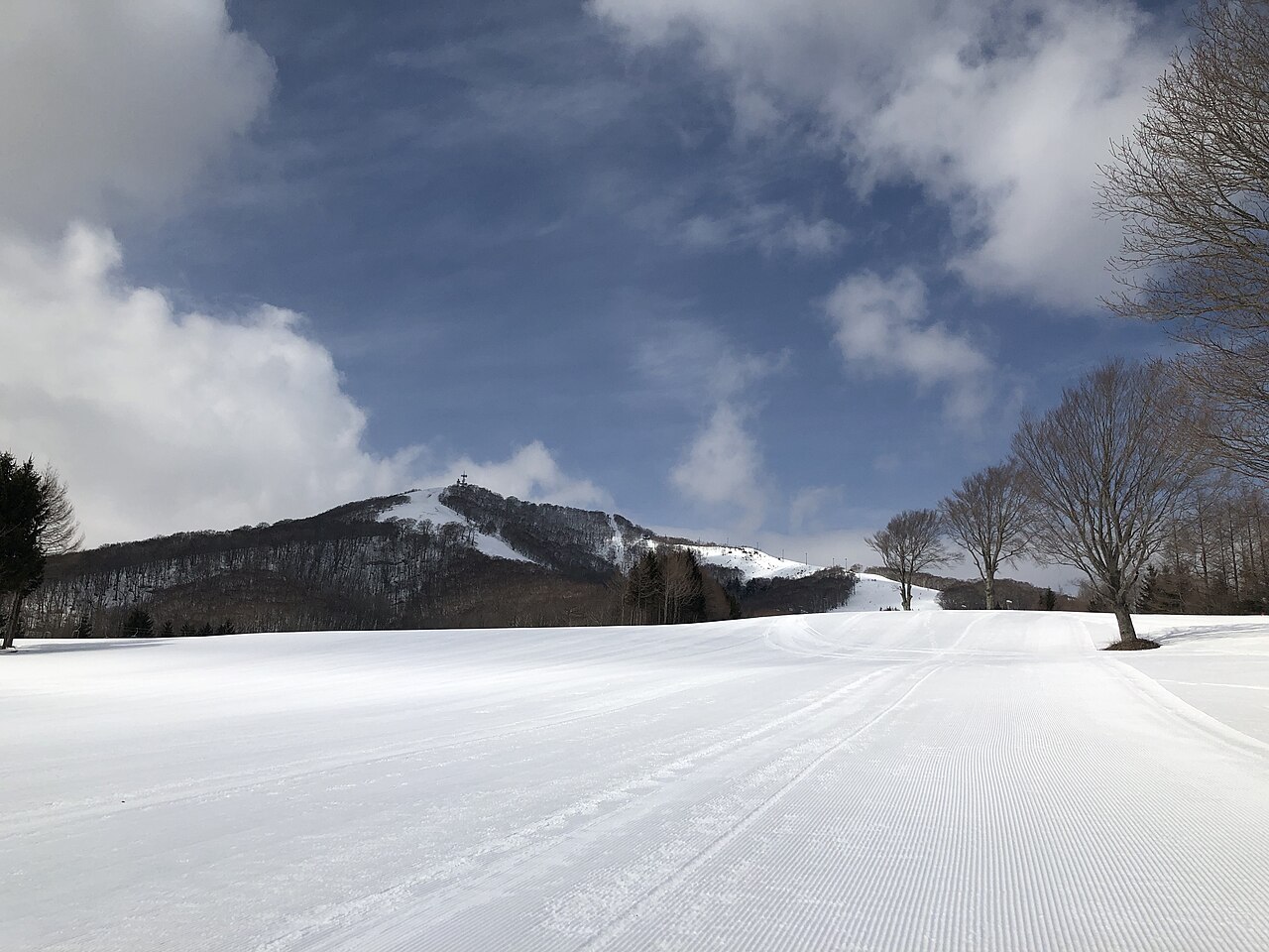 Okunakayamakogen Ski Area — groomed snowy slope. Photo: __U___. Archive image; resized.