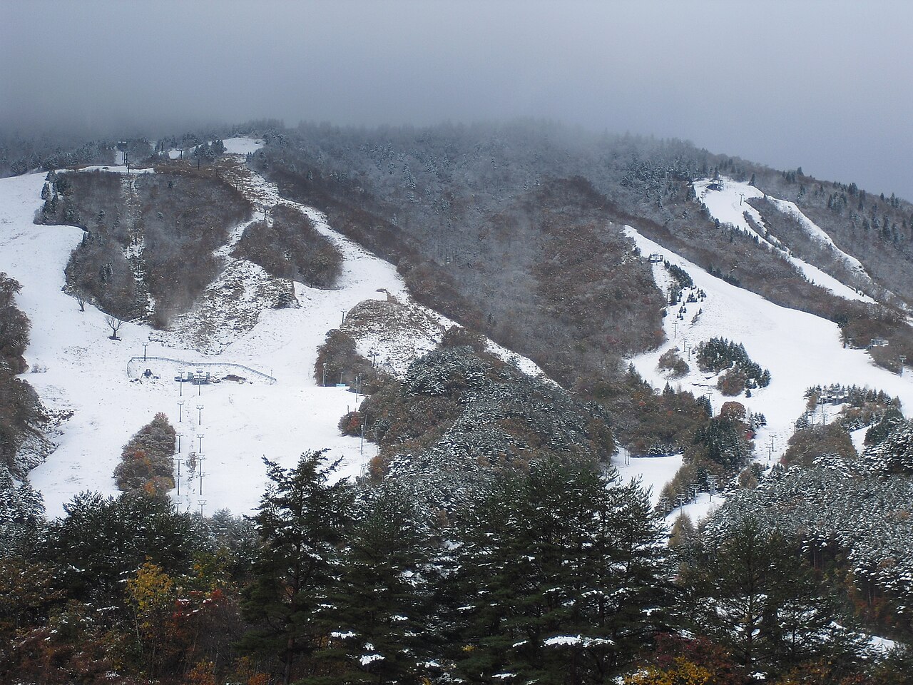 Osorakan Snow Park — snowy ski runs. Photo: As6673. Archive image; resized. Public domain.