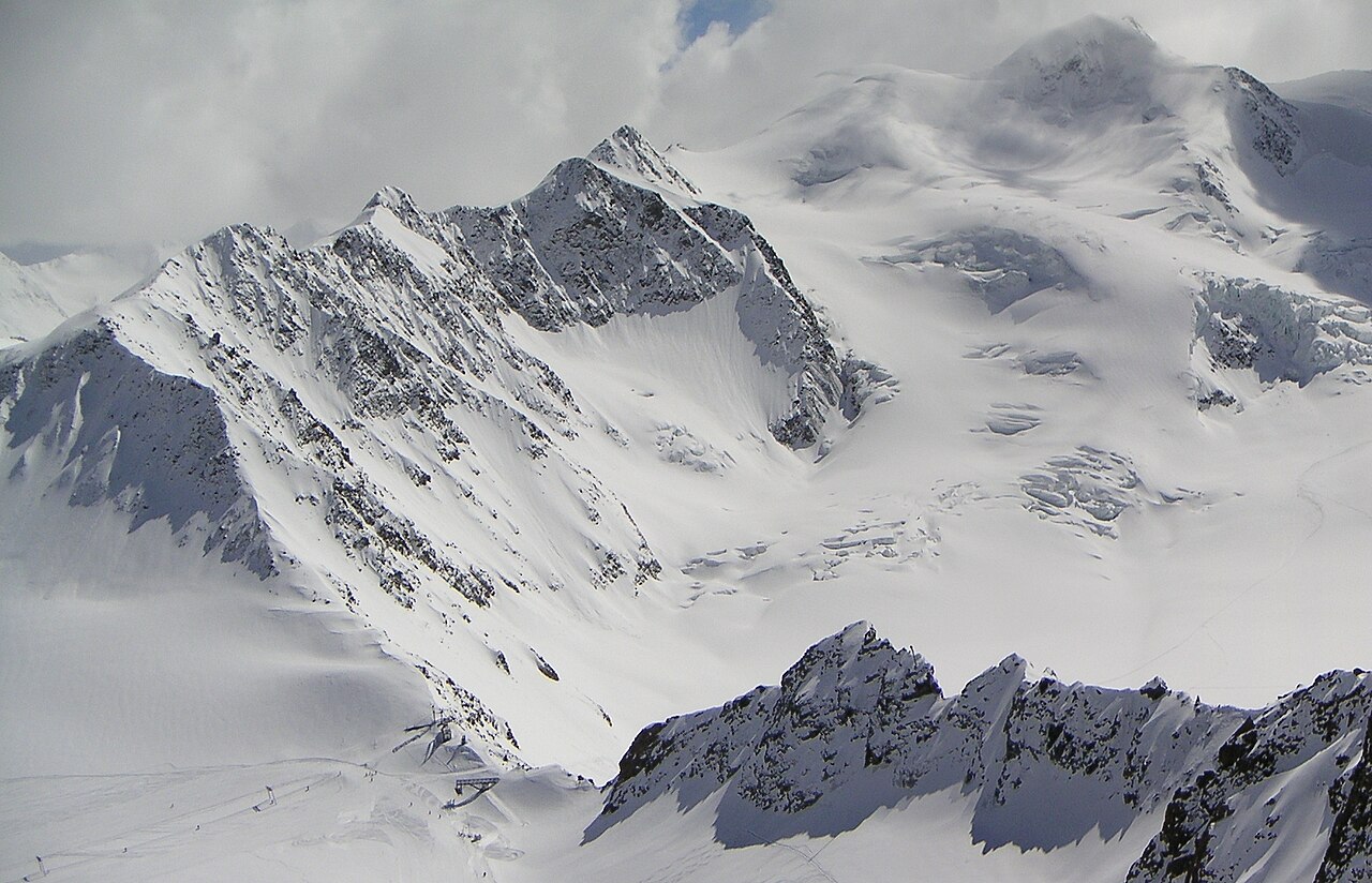 Pitztal Glacier — view towards Wildspitze and Mittelbergjoch. Photo: Pittigrilli. Archive image; resized.