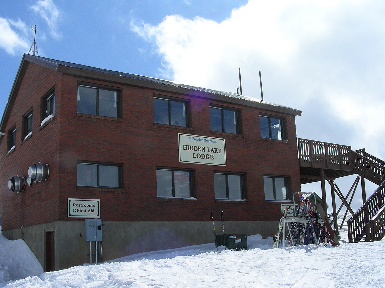 Powder Mountain — Hidden Lake Lodge in winter. Photo: Baileypalblue. Archive image; resized. Public domain.