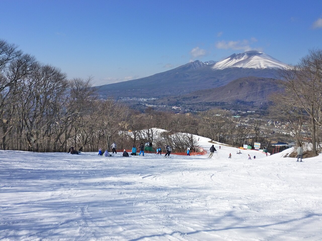 Prince Hotels and Resorts Karuizawa — snowy ski slopes. Photo: Ski Mania. Archive image; resized. Public domain.