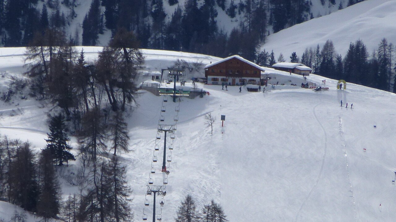 Alpe di Siusi — Spitzbuhl ski lift and snowy slopes. Photo: Almondox. Archive image; resized.