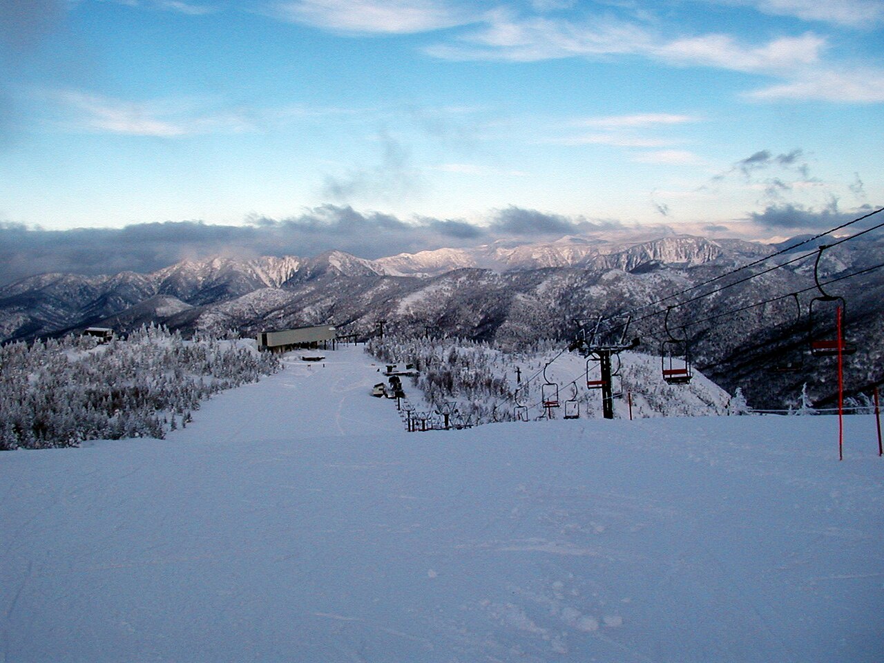 Okushiga Kogen — snowy ski slopes. Photo: alala_p. Archive image; resized.