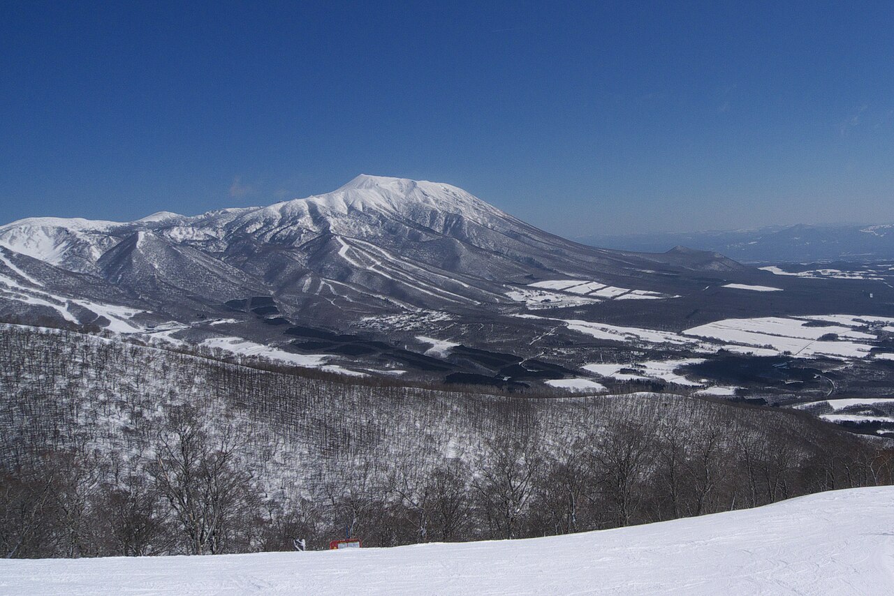 Shizukuishi Ski Resort — winter view towards Mount Iwate and Mount Kurakake. Photo: Yasu (talk). Archive image; resized.