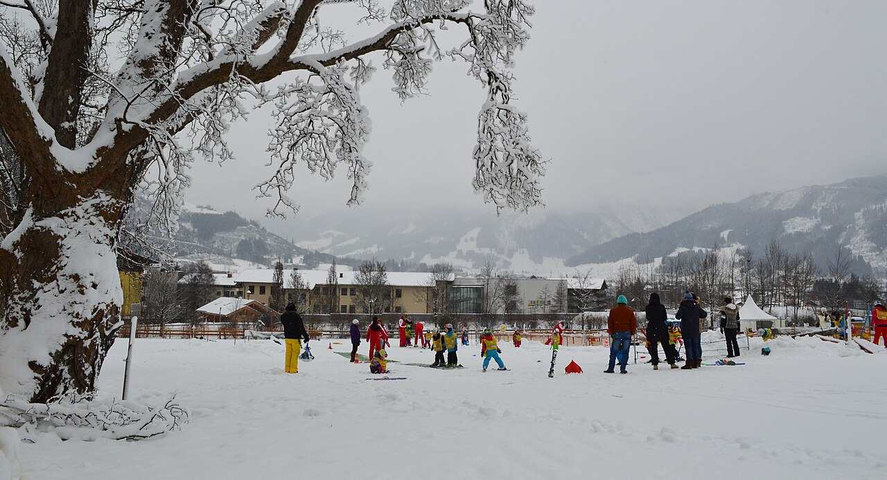 Zell am see — ski school at the foot of the Areit slope. Photo: Wald1siedel. Archive image; resized.