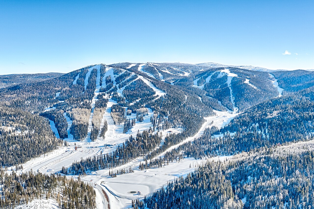 Sunrise Park — winter aerial view. Photo: Mtntas12. Archive image; resized.