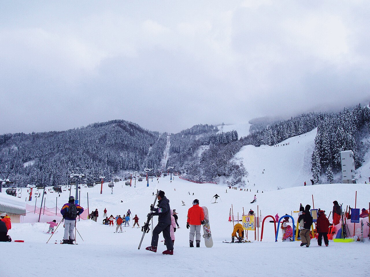 Tateyama Sanroku Ski Area — skiers at Gokurakuzaka. Photo: Japanbird. Archive image; resized.