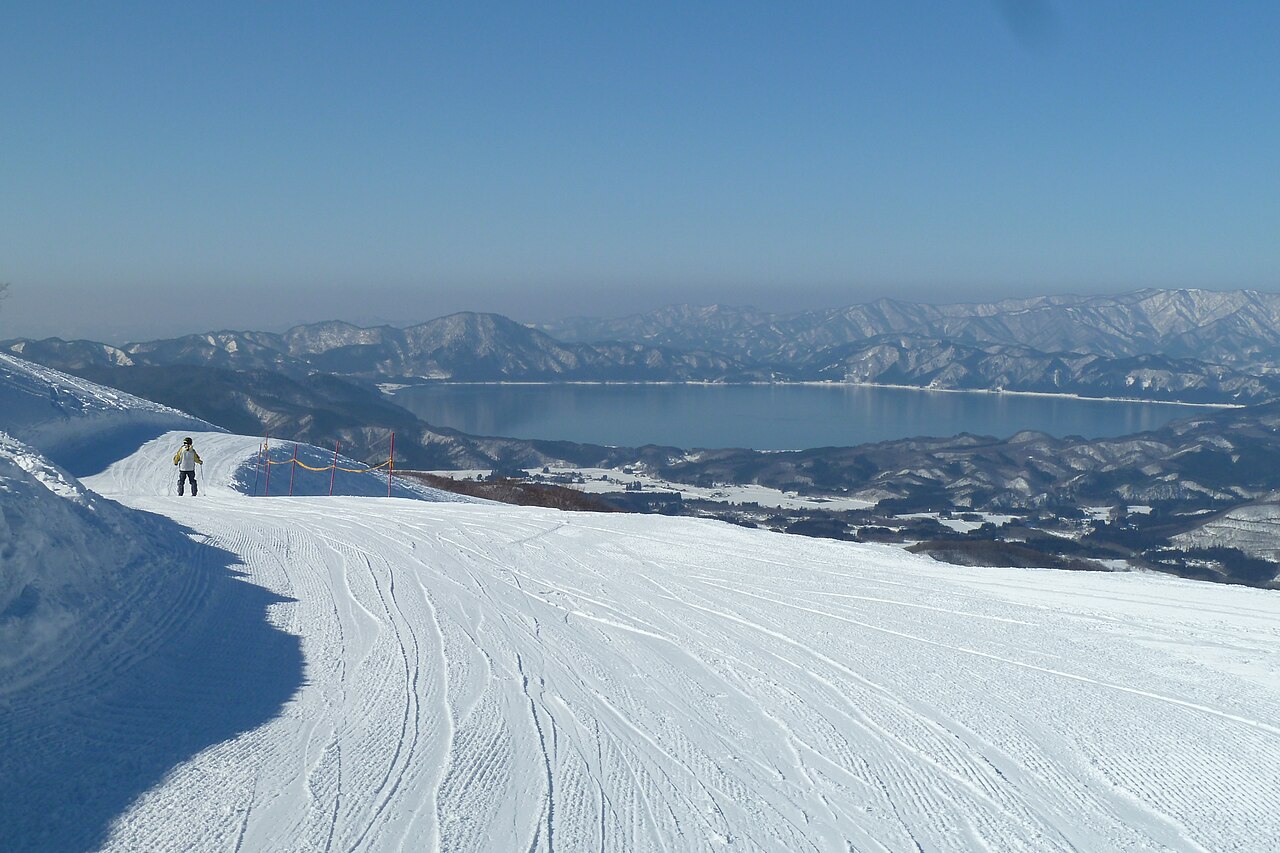 Tazawako Ski Resort — snowy slopes overlooking Lake Tazawa. Photo: SpringField1967. Archive image; resized.