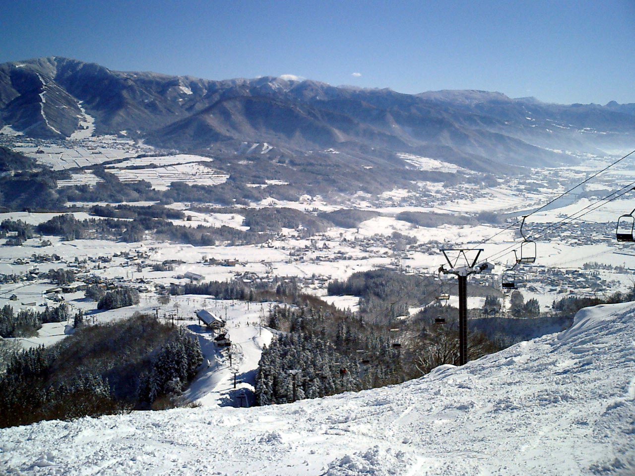 Togari Onsen Ski Resort — winter view from the ski slopes. Photo: 苗場山. Archive image; resized.