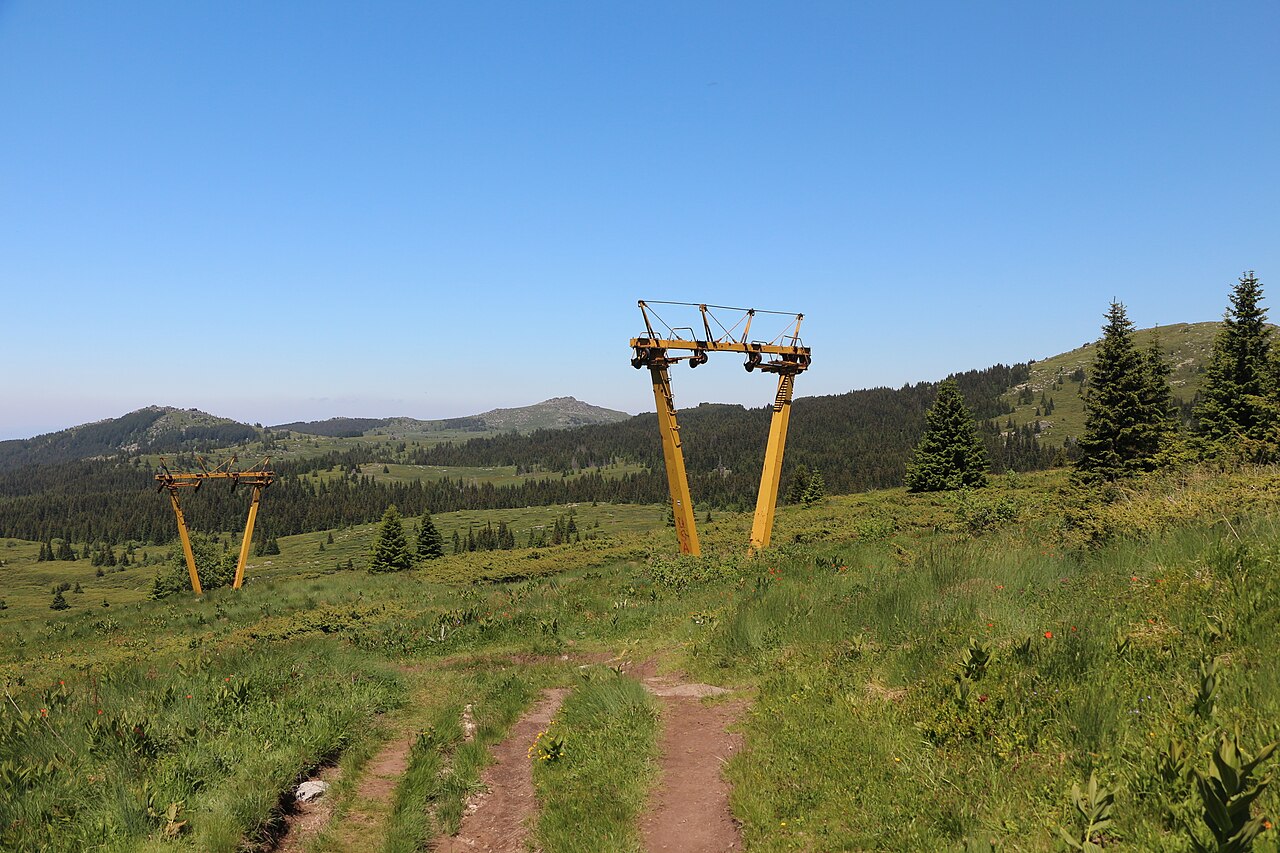 Vitosha — Konyarnika ski lift in summer. Photo: CyclistGreg. Archive image; resized.
