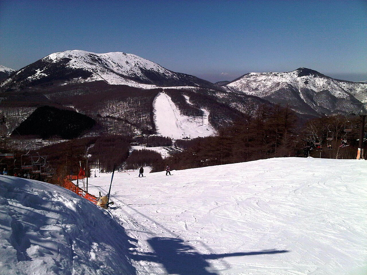 Yunomaru (湯の丸スキー場) — snowy ski slopes. Photo: famifamifami. Archive image; resized. Public domain.