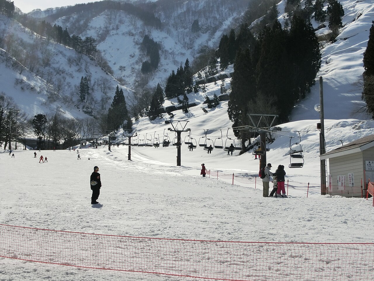 Yuzawa Kogen — skiers on snowy slopes. Photo: Abasaa. Archive image; resized. Public domain.