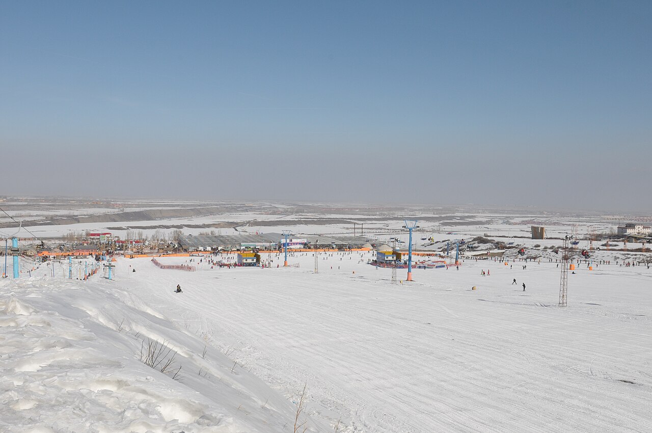 Silk Road International Ski Resort — snowy slopes near Urumqi. Photo: 罗布泊. Archive image; resized.