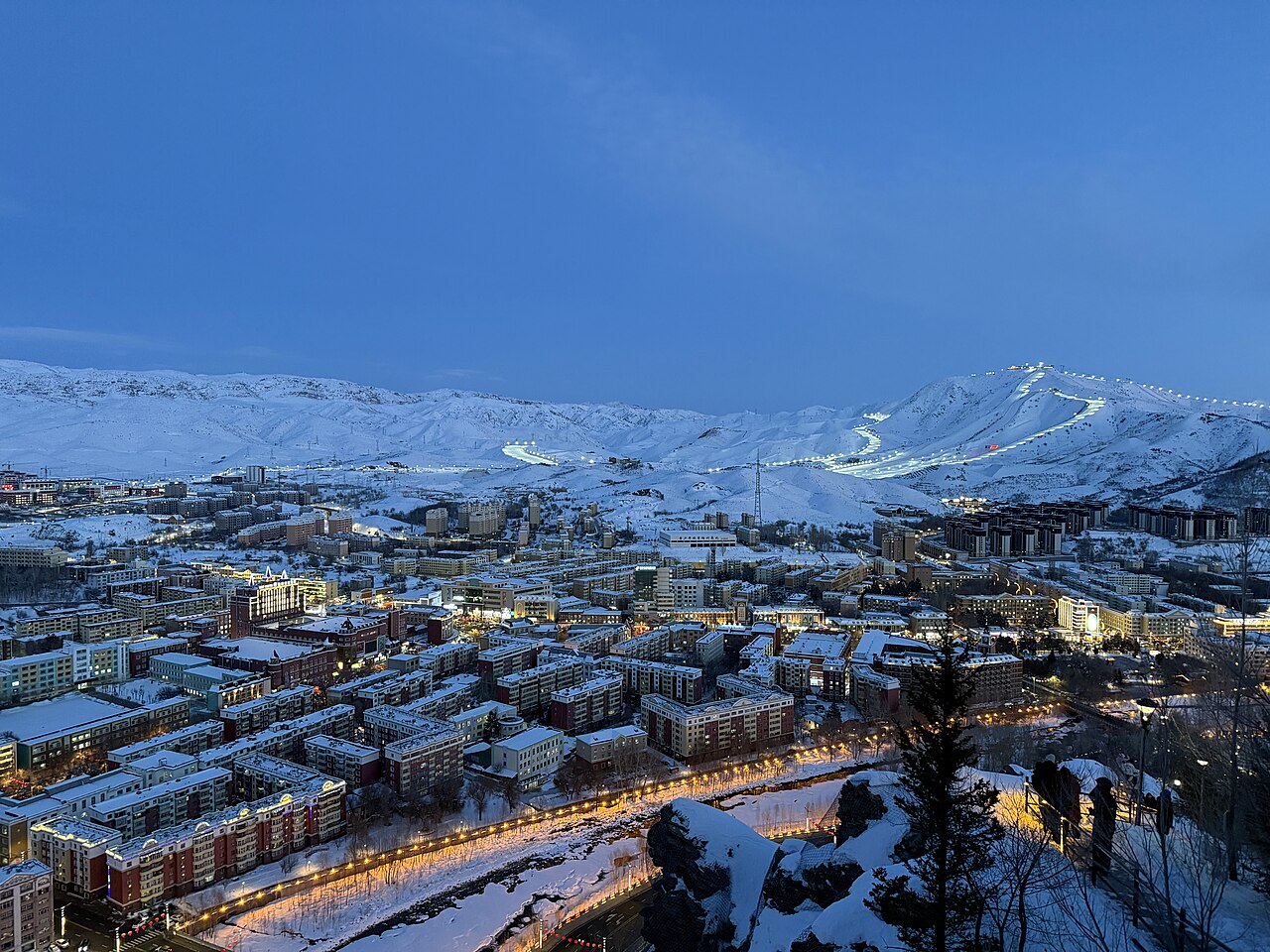 Jiangjunshan — snowy ski slopes above Altay. Photo: Pazakui. Archive image; resized.