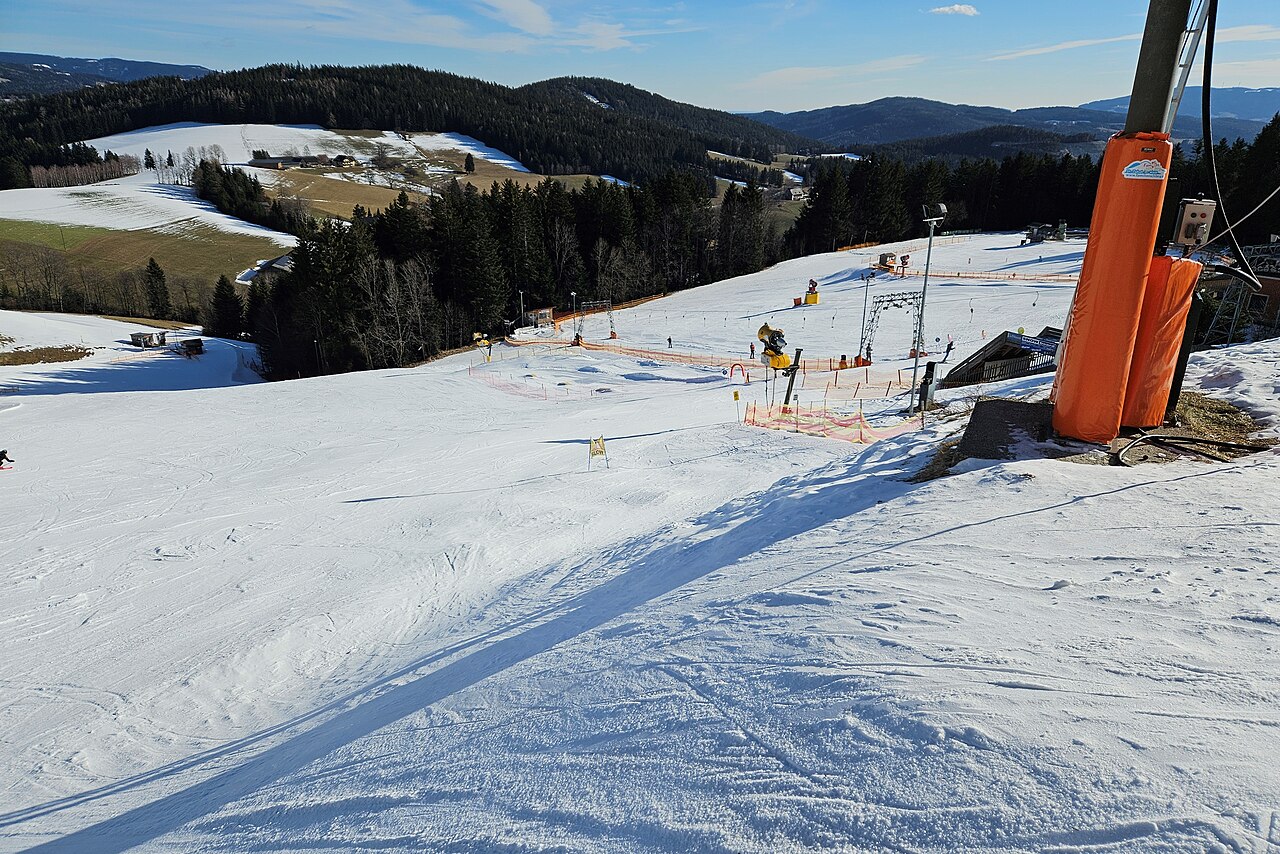 Familienschiberg St. Jakob im Walde — winter ski slopes. Photo: Iswoar. Archive image; resized.