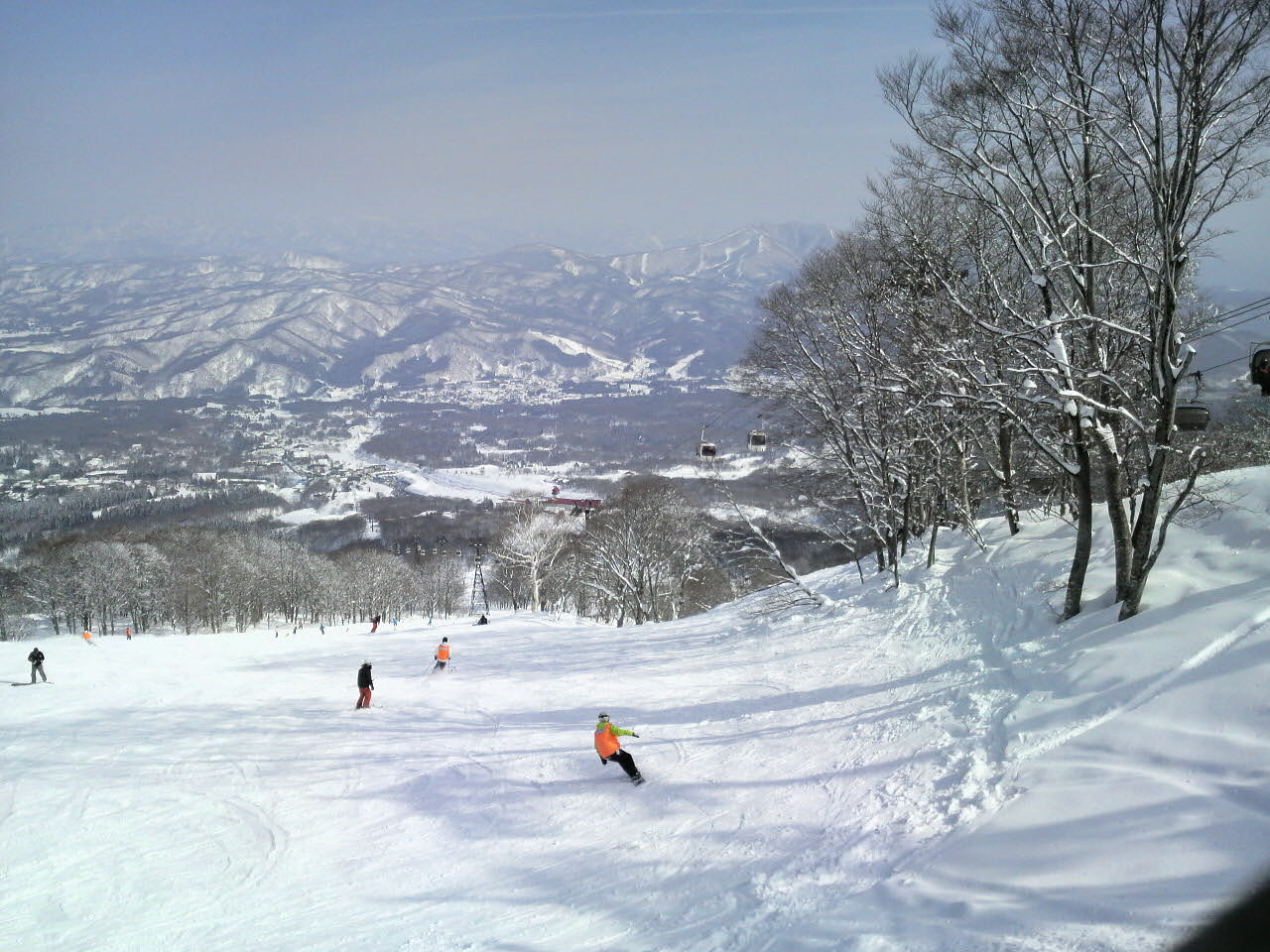 Akakura Kanko Ski Resort — skiers on snowy slopes. Photo: Oosakanotettoukun. Archive image; resized.
