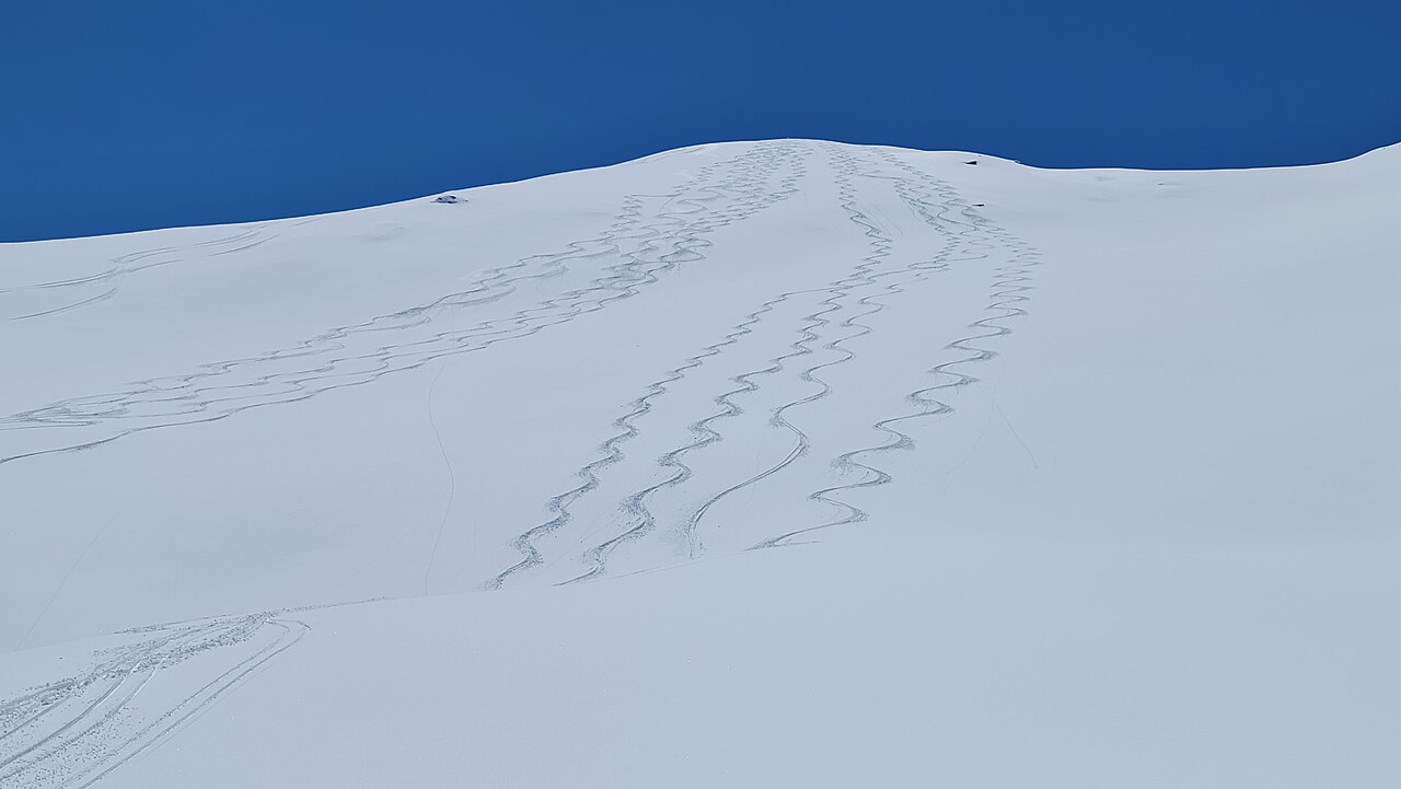 Avers — ski tracks on Chlin Hüreli. Photo: Capricorn4049. Archive image; resized.