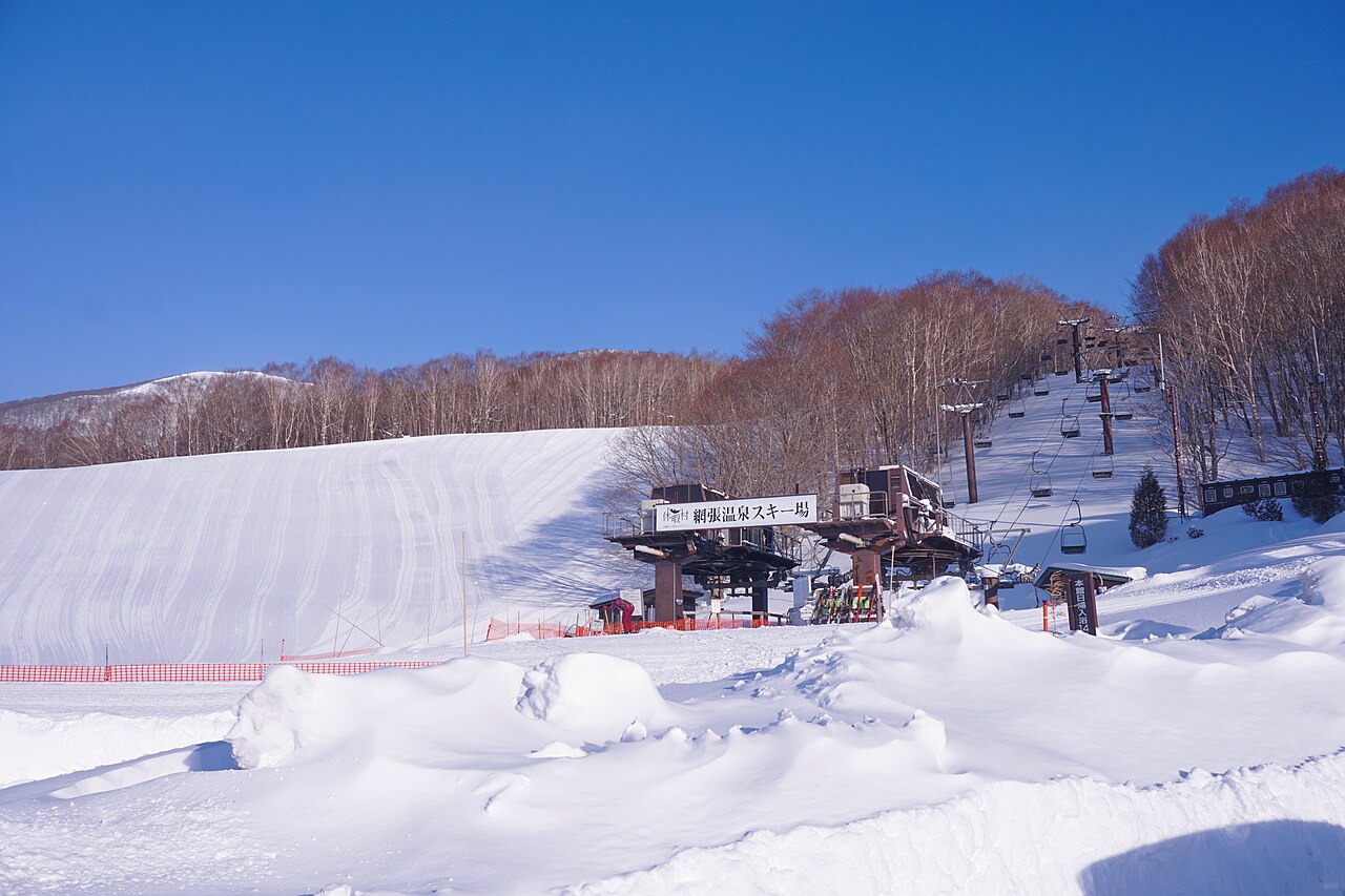 Amihari Onsen Ski Resort — snowy slopes and lifts. Photo: 掬茶. Archive image; resized.