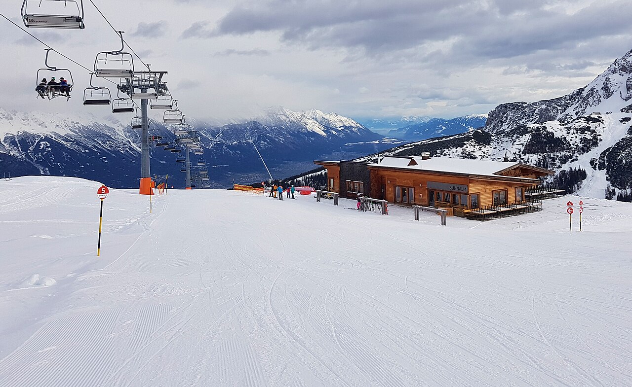 Axamer Lizum — snowy piste at Sunnalm. Photo: Simon Legner (User:simon04). Archive image; resized.