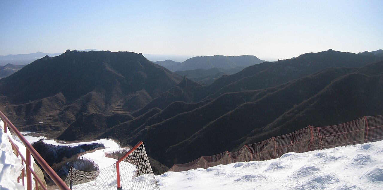 Huaibei — ski slope beside the Great Wall. Photo: Romain Pontida. Archive image; resized.