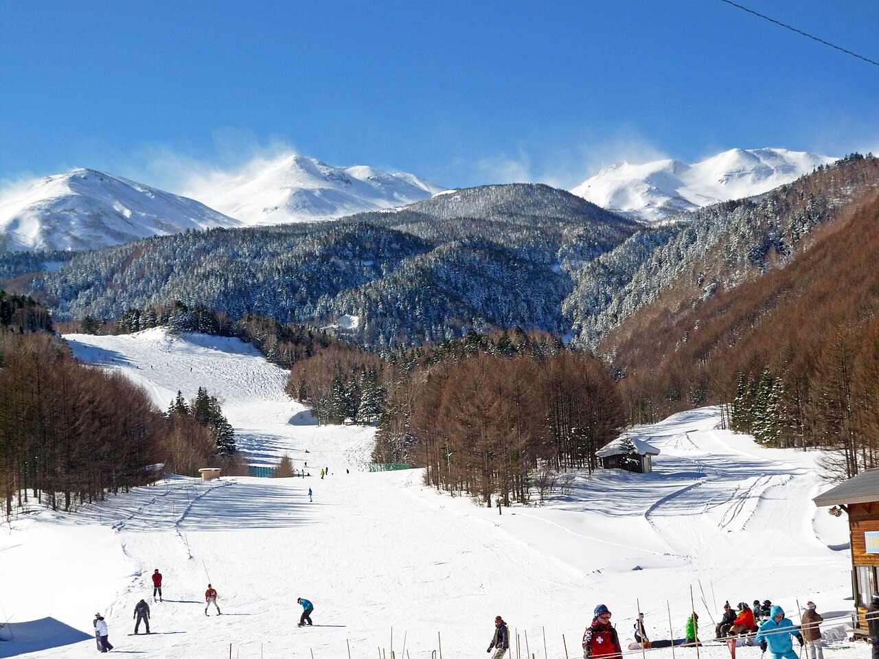 Blue Resort Norikura — snowy slopes below Mount Norikura. Photo: Ski Mania. Archive image; resized. Public domain.