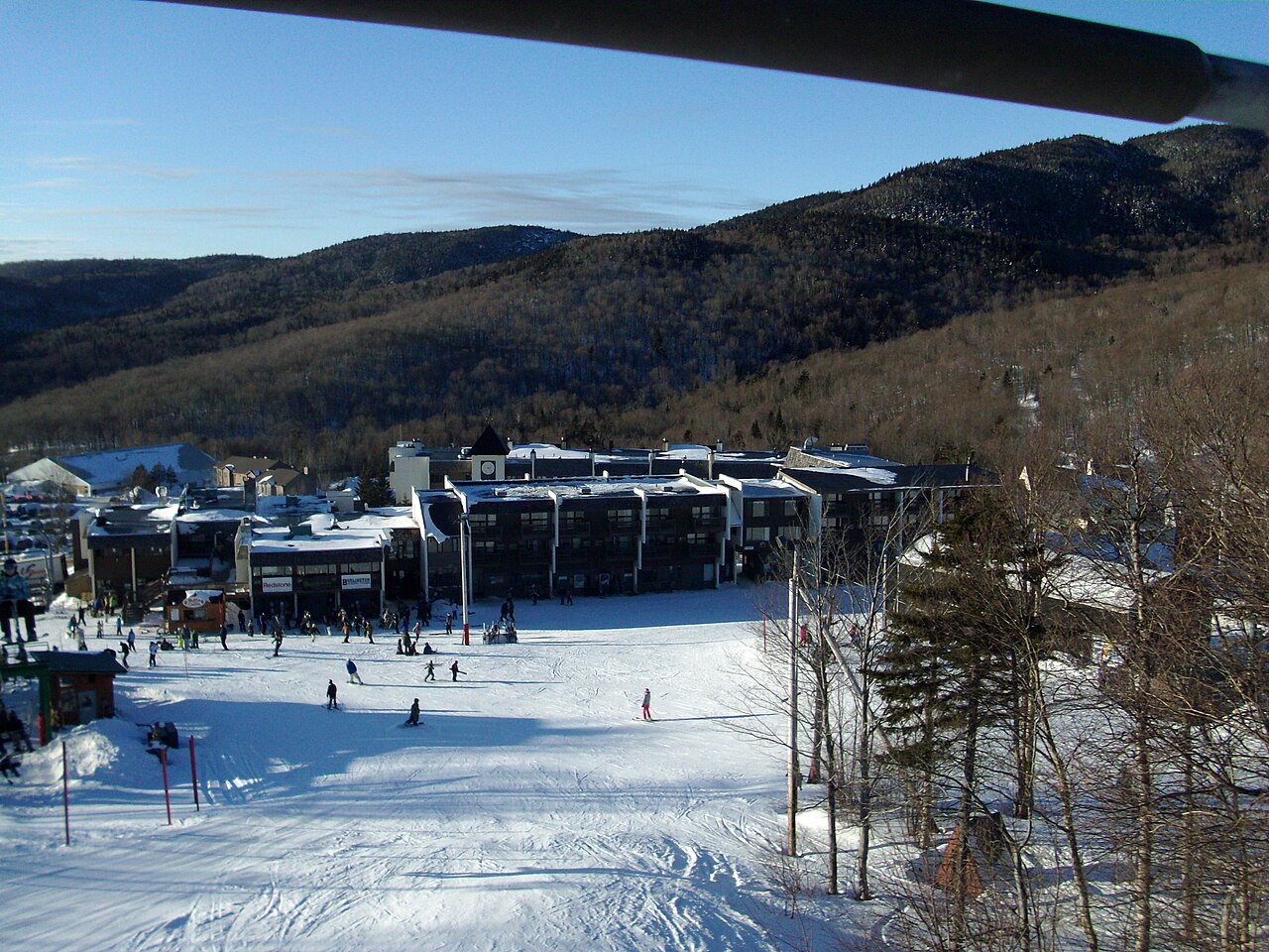 Bolton Valley — lodge and snowy slopes. Photo: Gopats92. Archive image; resized. Public domain.