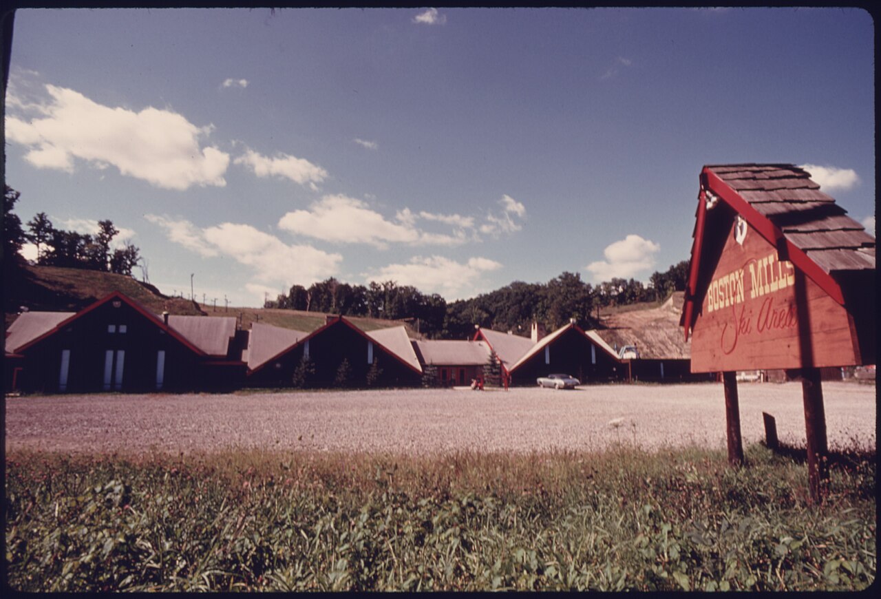 Boston Mills — historic summer view of the lodge and slopes. Photo: Frank John Aleksandrowicz. Archive image; resized. Public domain.
