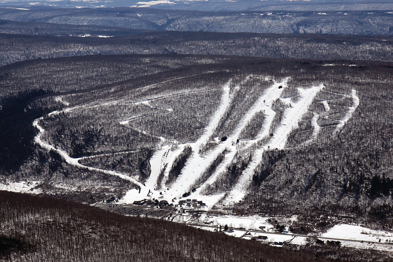 Bristol Mountain — aerial winter view. Photo: meg colombo from Finger Lakes, NY, USA. Archive image; resized.