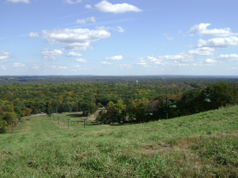 Campgaw Mountain — autumn slope view. Photo: Lithium6ion. Archive image; resized. Public domain.