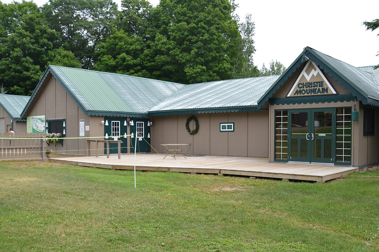 Christie Mountain — chalet in summer. Photo: Skoch62. Archive image; resized.