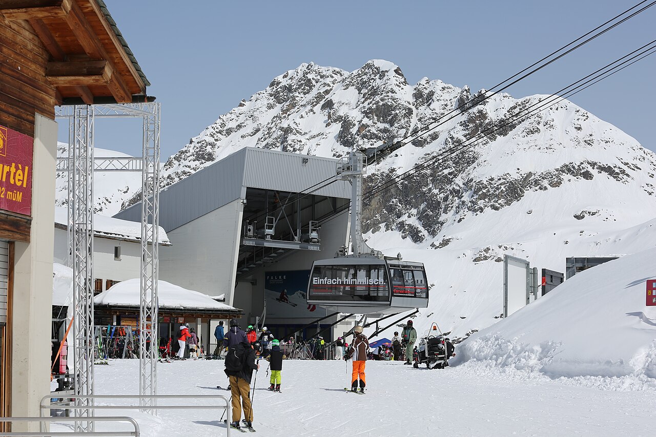 Corvatsch — Murtèl cable-car station in winter. Photo: Paradise Chronicle. Archive image; resized.
