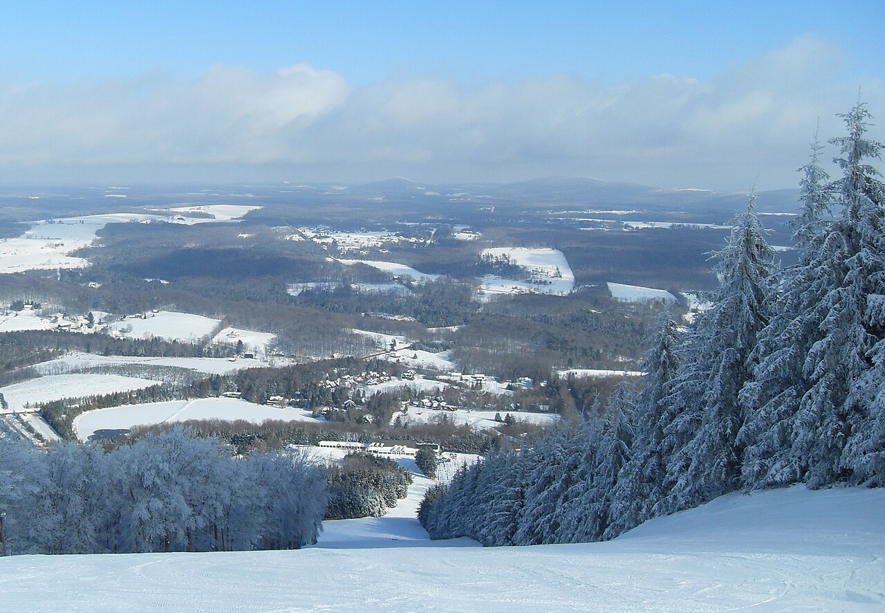 Elk Mountain — snowy mountain view. Photo: Ekem. Archive image; resized.