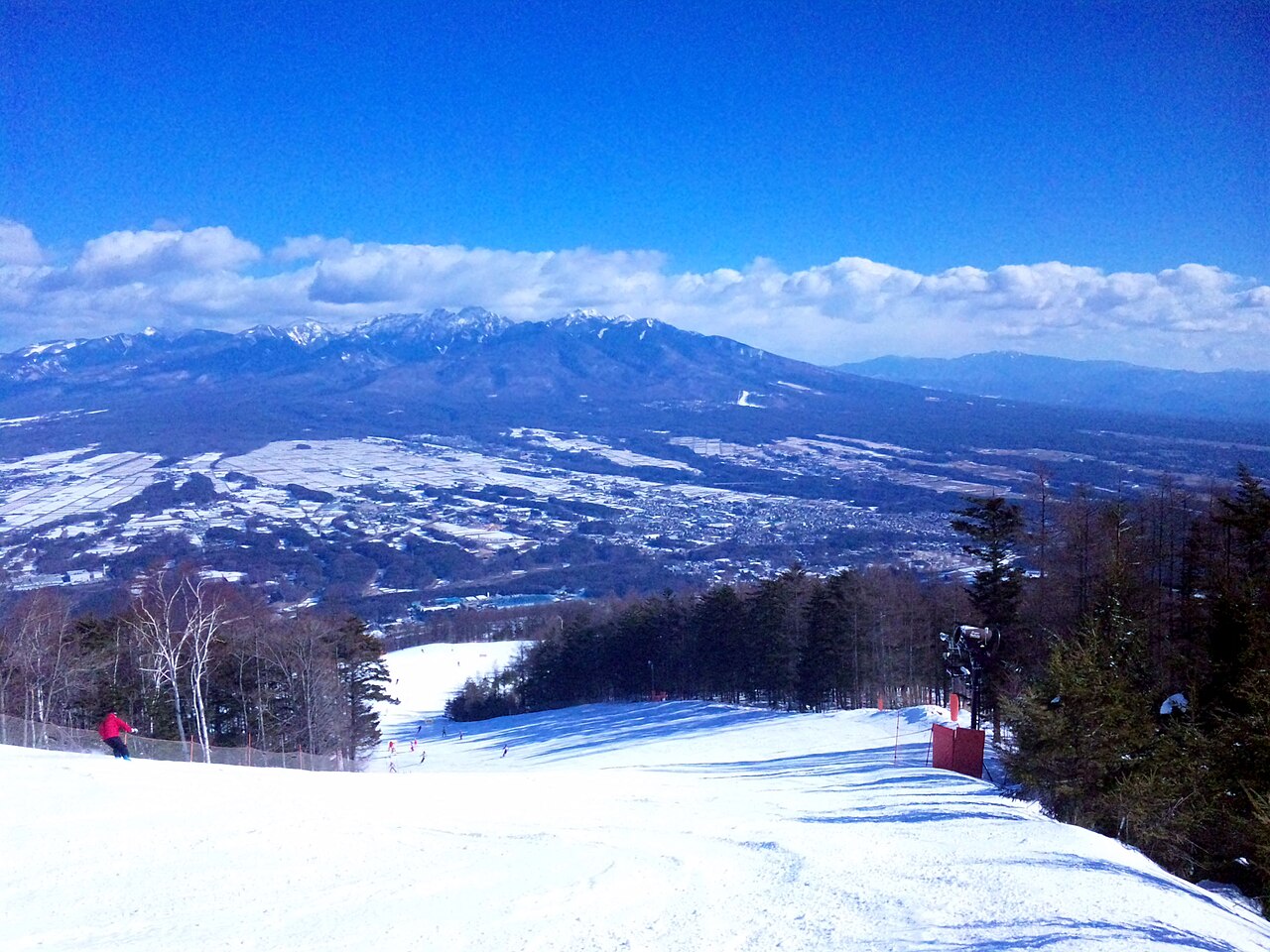 Fujimi Panorama Resort — snowy ski slope with Yatsugatake beyond. Photo: 苗場山. Archive image; resized.