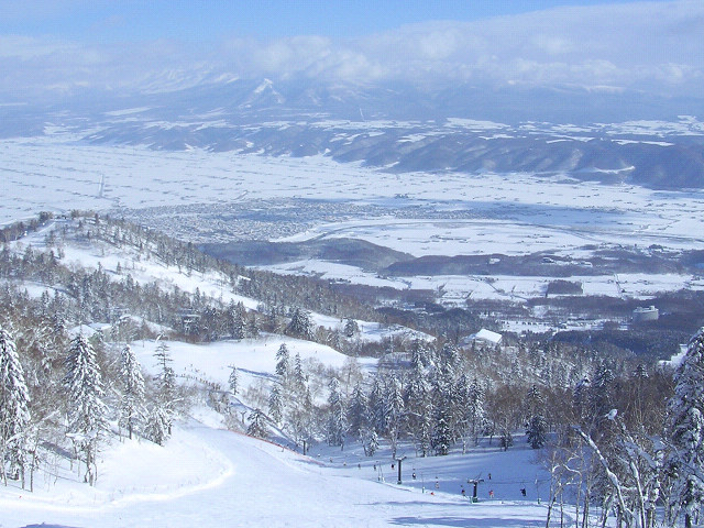 Furano ski resort — winter view from the ski slopes. Photo: E-190 . Archive image; resized.