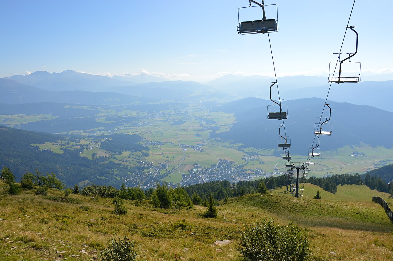 Großeck-Speiereck — summer view from Grosseck towards Lungau. Photo: DimiTalen. Archive image; resized.