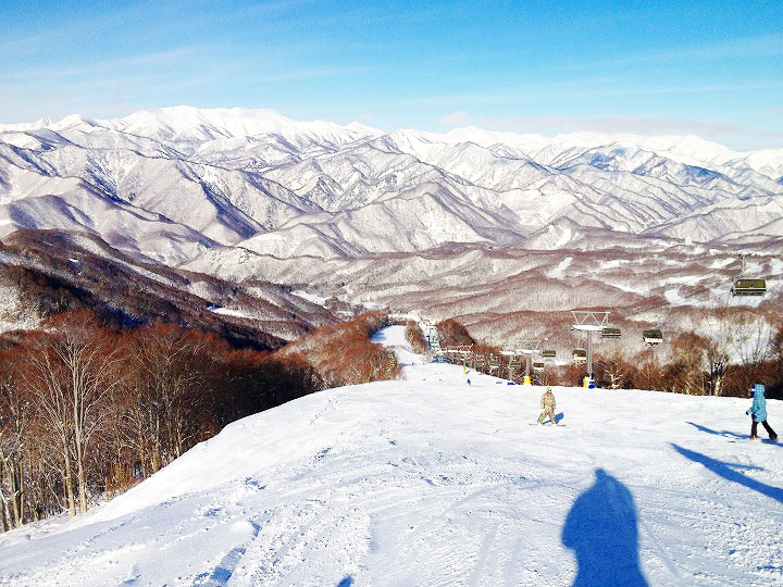 Hodaigi Ski Resort — snowy ski slopes and mountain panorama. Photo: Motashi. Archive image; resized.