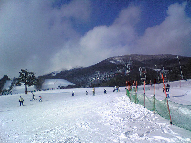 Inawashiro Snow Paradise — snowy ski slopes. Photo: Famifamifami. Archive image; resized. Public domain.