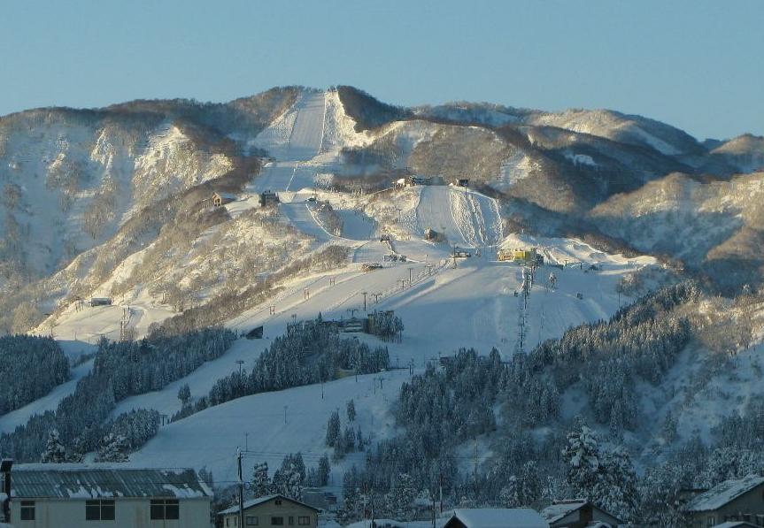 Ishiuchi Maruyama Ski Resort — winter view of the ski runs. Photo: 如月 雪. Archive image; resized.