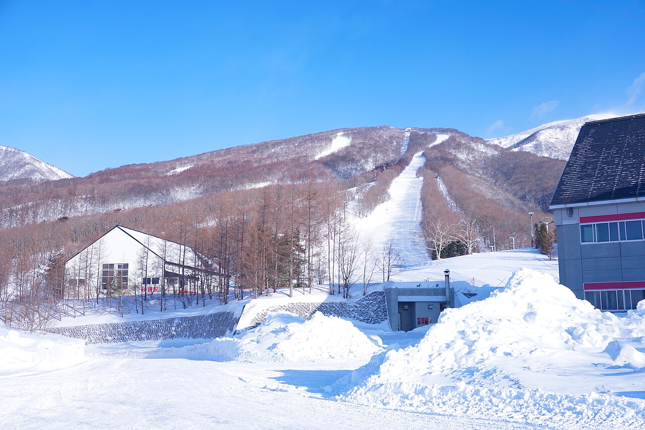 Iwate Kogen Snow Park — snowy slopes and base buildings. Photo: 掬茶. Archive image; resized.