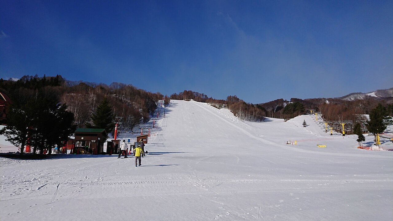 Katashina Kogen Ski Resort — snowy slopes and lifts. Photo: Sklatch. Archive image; resized.