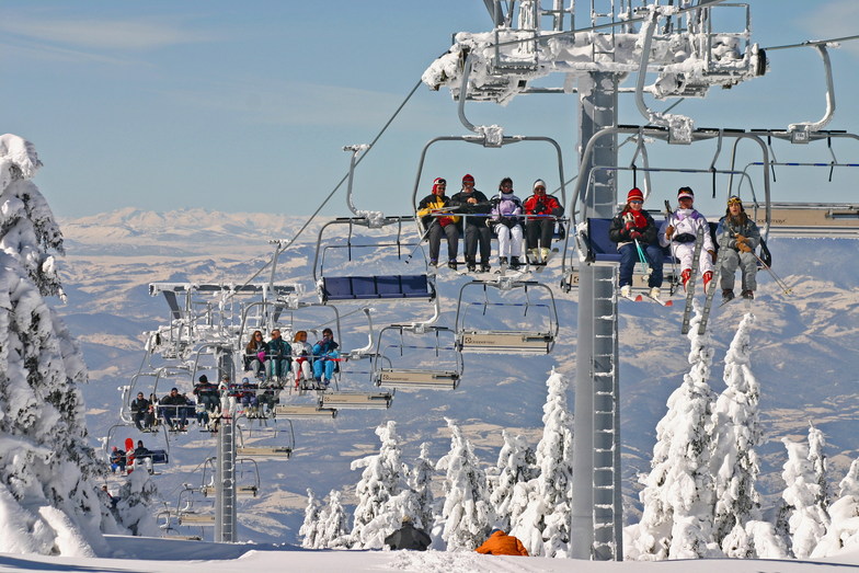 Kopaonik — chairlift above snow-covered trees. Snow Report archive photo.