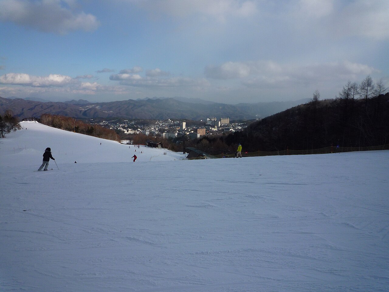 Kusatsu Onsen Ski Resort — snowy ski area. Photo: Maho. Archive image; resized.