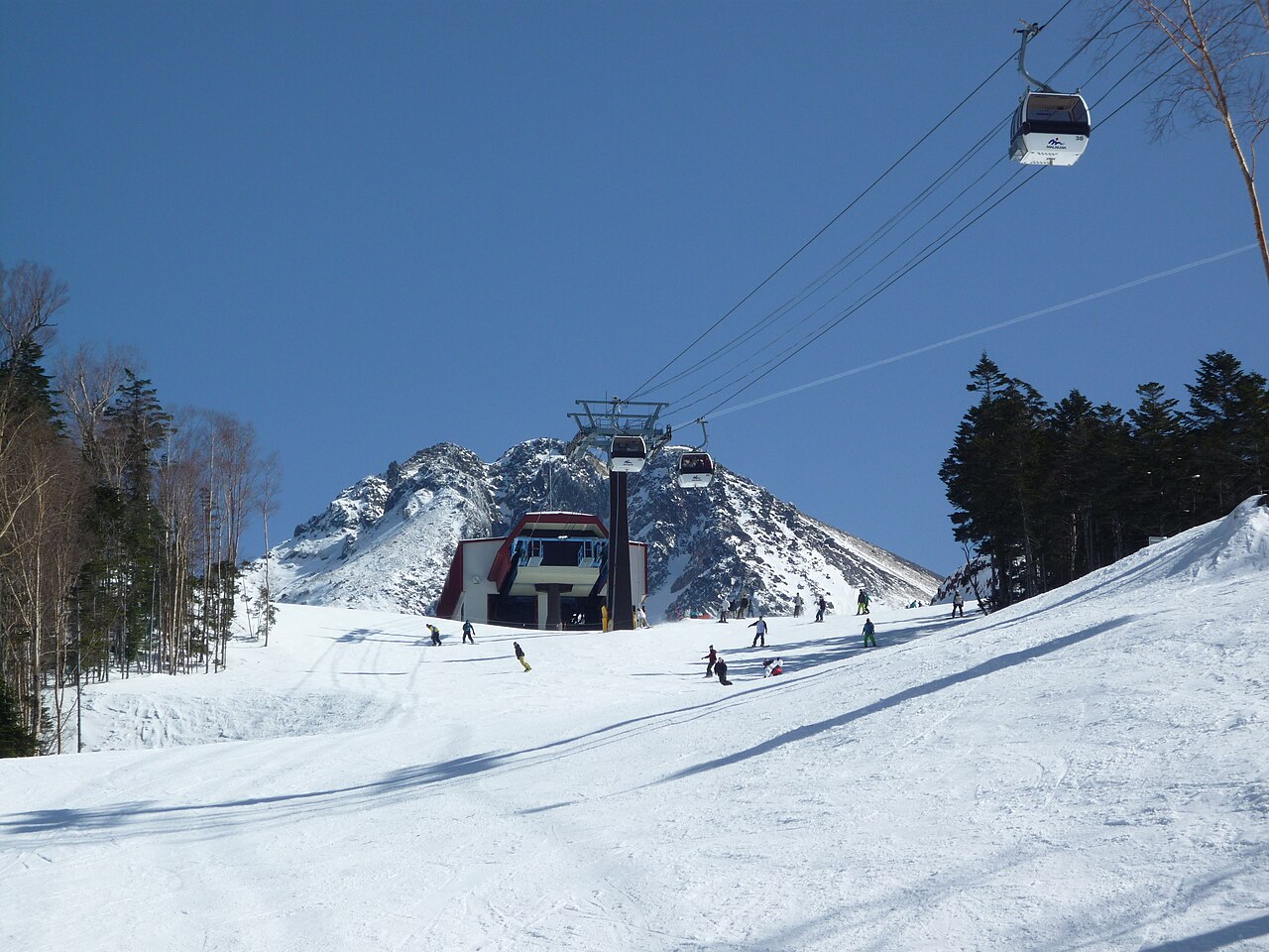 Marunuma Kogen Ski Resort — gondola and snowy slopes. Photo: Ski Mania. Archive image; resized. Public domain.