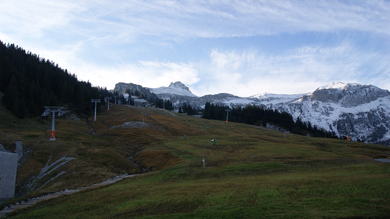 Mellau — summer view of the Rossstelle ski slopes. Photo: Asurnipal. Archive image; resized.