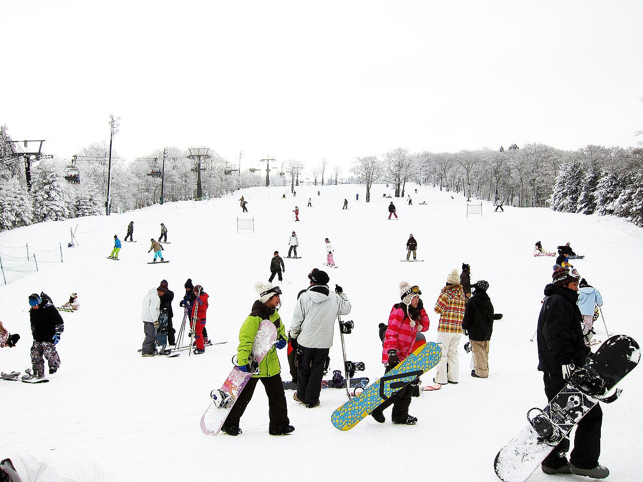 Mizuho Highland — skiers and snowboarders on the snowy slopes. Photo: . Archive image; resized. Public domain.