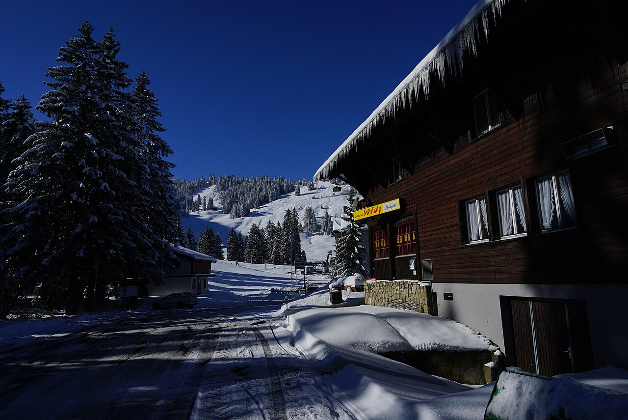 Mörlialp — winter view near the restaurant. Photo: Der Messer. Archive image; resized.