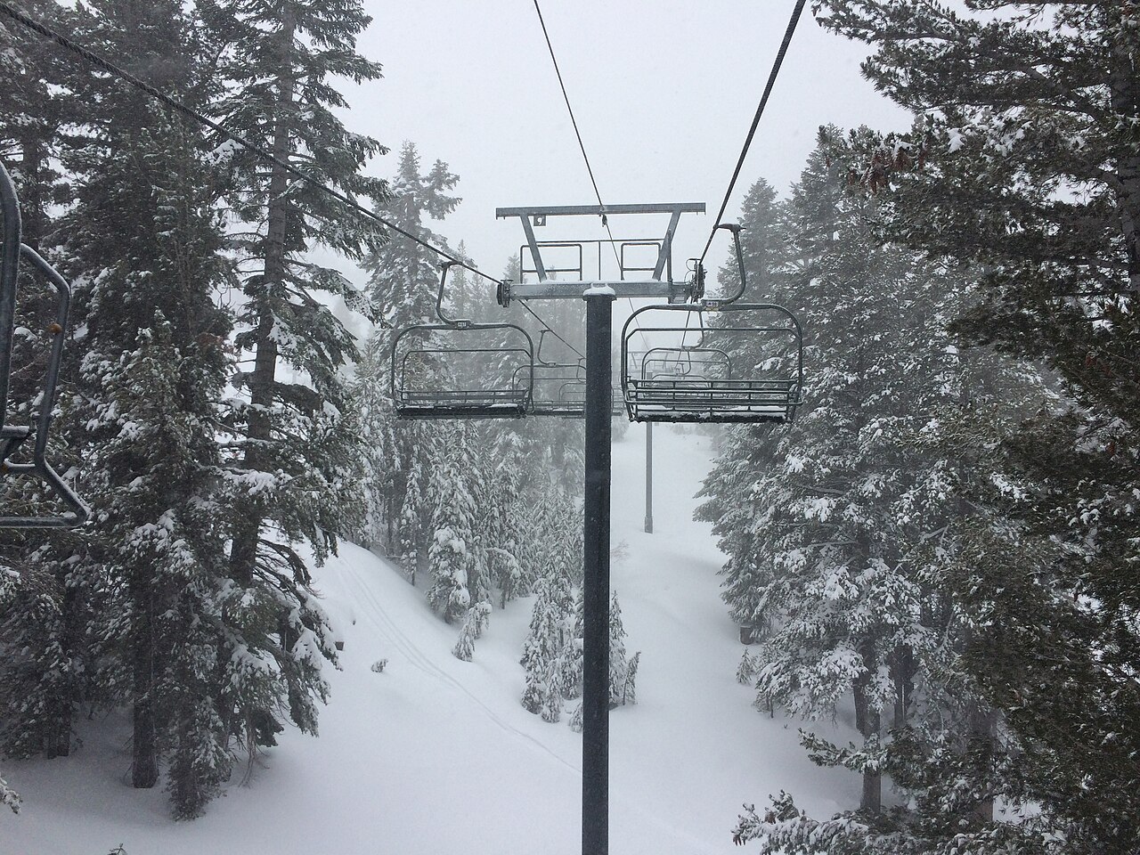 Mount Rose — chairlift in falling snow. Photo: Jrmichae. Archive image; resized.